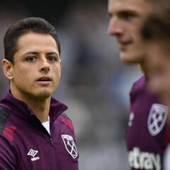 Chicharito y sus tres rivales por la delantera del Sevilla