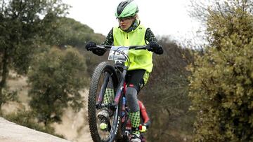 Una participante rueda durante el tramo a bici de la prueba de Alcobendas del Du Cross Series.