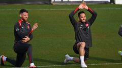 Özcan y Çalhanoglu, durante un entrenamiento con la selección turca.