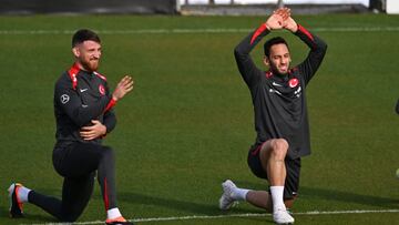 Özcan y Çalhanoglu, durante un entrenamiento con la selección turca.