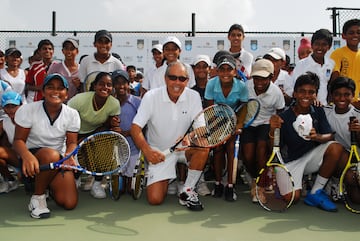 La mejor manera de definir a Nick Bollettieri es colocar en fila a todas las estrellas que pasaron por la NBTA, su academia en Brandenton, Florida. All van: Monica Seles, Jim Courier, Andre Agassi, Marcelo Ros, Martina Hingis, Boris Becker, las hermanas Venus y Serena Williams, Maria Sharapova, Jelena Jankovic, Anna Kournikova, Mary Pierce, Tommy Haas... En total entren o aconsej a diez nmeros uno del mundo. Un genio del tenis que dijo adis el 5 de diciembre, a los 91 a?os.