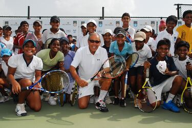 La mejor manera de definir a Nick Bollettieri es colocar en fila a todas las estrellas que pasaron por la NBTA, su academia en Brandenton, Florida. Allá van: Monica Seles, Jim Courier, Andre Agassi, Marcelo Ríos, Martina Hingis, Boris Becker, las hermanas Venus y Serena Williams, Maria Sharapova, Jelena Jankovic, Anna Kournikova, Mary Pierce, Tommy Haas... En total entrenó o aconsejó a diez números uno del mundo. Un genio del tenis que dijo adiós el 5 de diciembre, a los 91 años.