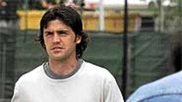 <B>EN SANT ADRIÁ</B>. Roger García se marchó ayer de la Ciudad Deportiva sin conocer su futuro.