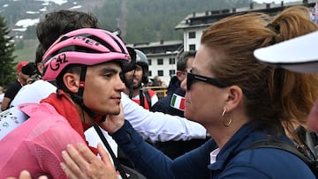 Sestriere (Italy), 31/05/2025.- Mexican rider Isaac Del Toro of UAE Team Emirates XRG, is hugged by his mother after the 20th stage of the Giro d'Italia cycling race over 205 km from Verres to Sestriere, 31 May 2025. (Ciclismo, Italia) EFE/EPA/LUCA ZENNARO