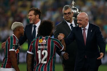 Marcelo celebra la Copa Libertadores con sus compañeros.