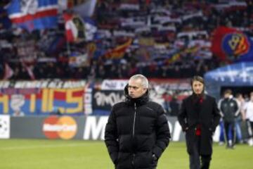 El técnico del Chelsea, Jose Mourinho (i), observa a sus jugadores ante el Basilea, durante el partido del grupo E de la Liga de Campeones que se disputa en el estadio St. Jakob-Park de Basilea, Suiza.