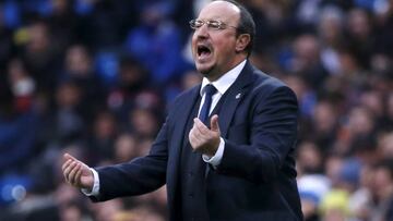 Football Soccer - Real Madrid v Real Sociedad - Spanish Liga BBVA - Santiago Bernabeu stadium, Madrid, Spain - 30/12/15 Real Madrid's coach Rafael Benitez reacts during the match REUTERS/Juan Medina