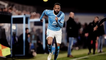 Bebé controla un balón.