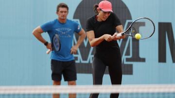 Garbi&ntilde;e Muguruza entrena sobre la arcilla del Mutua Madrid Open.