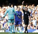 El Chelsea de Mourinho pincha tras la expulsión de Courtois
