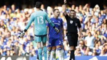 El Chelsea de Mourinho pincha tras la expulsión de Courtois