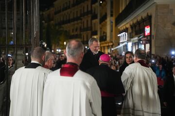 Los reyes de España, Felipe VI y Letizia, saludan a las autoridades religiosas antes de entrar a la catedral de Valencia donde se oficio la misa funeral por los fallecidos en las inundaciones provocadas por la Dana.