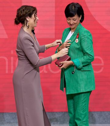 La presidenta de la Comunidad de Madrid, Isabel Díaz Ayuso (i), entrega la Medalla de Oro de la Orden del Dos de Mayo a la presidenta ejecutiva de la Fundación Francisco Luzón, María José Arregui (d).