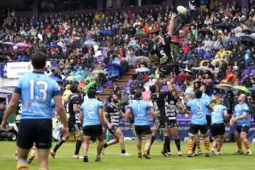 Los jugadores del Silverstom El Salvador realizan un saque.