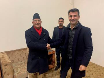 El presidente del Cacereño entrega un pin del club a Khadga Prasad Sharma Oli, político nepalí y el primer ministro entre 2015 y 2016. Estuvo encarcelado más de 10 años por la monarquía absoluta y se le considera uno de los políticos más valorados del país. 