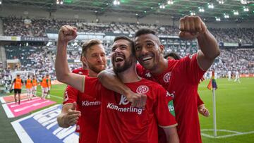 MOENCHENGLADBACH, GERMANY - SEPTEMBER 04: Aaron Martin of 1. FSV Mainz 05 celebrates after scoring his team's first goal with teammates during the Bundesliga match between Borussia M?nchengladbach and 1. FSV Mainz 05 at Borussia-Park on September 4, 2022 in Moenchengladbach, Germany. (Photo by Stefan Brauer/DeFodi Images via Getty Images)