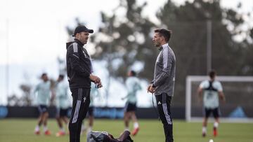Eduardo Coudet conversa con su asistente Ariel Broggi durante un entrenamiento del Celta.