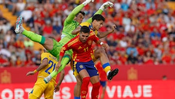 BADAJOZ, 05/06/2024.- El guardameta de la selección andorrana de fútbol Iker Álvarez (i) despeja un balón junto a Ferrán Torres (c), de la selección española, durante el partido amistoso que los combinados de España y Andorra disputan este miércoles en el estadio Nuevo Vivero, en Badajoz. EFE/Julio Muñoz