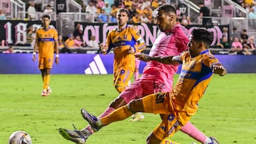 AME2342. FORT LAUDERDALE (ESTADOS UNIDOS), 20/08/2025.- Yannick Bright (i) de Inter Miami disputa un balón con Javier Aquino de Tigres UANL este miércoles, durante el partido de cuartos de final de la Leagues Cup 2025 entre el Inter Miami CF y Tigres UANL, en Fort Lauderdale, Florida ( EE. UU.). EFE/ Giorgio Viera
