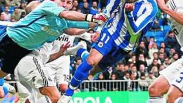 <b>ATENTO. </b>Casillas volvió a mantener su portería a cero gracias a intervenciones como esta, en la que obstaculiza un remate de cabeza de Riki.