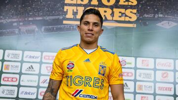 Carlos Salcedo fue presentado ante la hinchada de Tigres