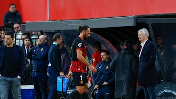 PALMA, 14/12/2024.-El delantero kosovar del Mallorca Vedat Muriqi (c), es expulsado del terreno de juego durante el partido de LaLiga de la jornada 17 entre el Real Mallorca y El Girona, este sábado en el estadio de Son Moix en Palma .- EFE/ Cati Cladera