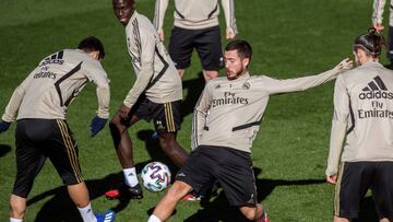 GRAF4806 MADRID, 05/02/2020.-. Eden Hazard, c., entre otros, durante el entrenamiento del Real Madrid en la Ciudad Deportiva de Valdebebas, previo al partido de Copa del Rey que disputan mañana contra la Real Sociedad en el estadio Santiago Bernabe