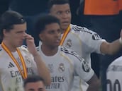 Mbappé diciendo al equipo que se vaya tras hacer pasillo el Barça al Madrid: ha causado revuelo