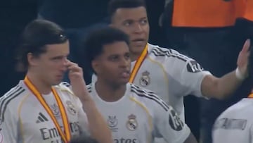 Mbappé diciendo al equipo que se vaya tras hacer pasillo el Barça al Madrid: ha causado revuelo