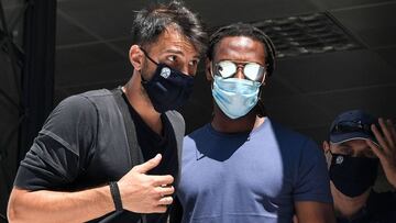 Olympiakos's Portuguese football player Ruben Semedo (C) escorted by plainclothes policemen leaves a hearing before an Athens public prosecutor, in Athens, on August 30, 2021 on charges of raping a 17-year-old girl. - The 27-year-old central defender was arrested on August 29 after the girl told police that he, and a 40-year-old foreign national who is still being sought, had lured her back to his house and raped her. (Photo by Louisa GOULIAMAKI / AFP)