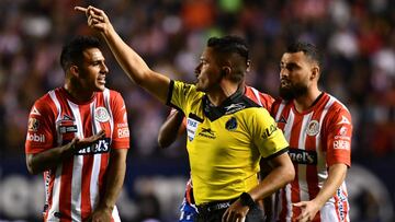 Fernando Guerrero, árbitro central del San Luis vs Chivas, marcó tres penas máximas en el juego. Todas ellas estuvieron entre polémica y fueron convertidas en gol.