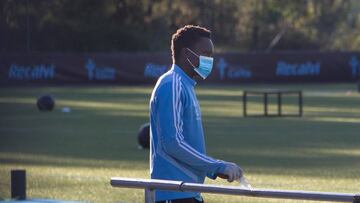 Pione Sisto acudió a las instalaciones de A Madroa para despedirse de sus compañeros.