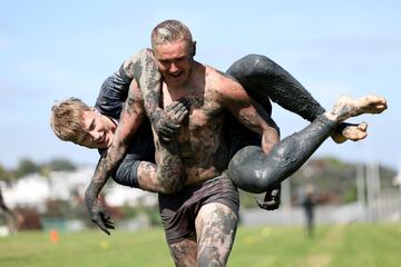 A juzgar por sus caras, Tristyn Cook (de pie) y su compañero Cameron Christie se lo pasan en grande corriendo
sobre una pista embarrada durante una sesión de entrenamiento de los Auckland Blues. El equipo neozelandés de
Super Rugby se prepara para la próxima temporada en la Base Naval de Devonport en Auckland, Nueva Zelanda