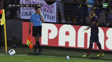 Durante su carrera en la Liga española el lateral brasileño fue objeto de agresiones racistas en varias ocasiones y alzó la voz contra ello. “En España hay mucho racismo. Es una guerra perdida”, llegó a decir en su día Dani Alves. Uno de los escenarios en el que se le dedicaron cánticos racistas fue el Santiago Bernabéu. En enero de 2013, durante la ida de las semifinales de la Copa del Rey entre Barcelona y Real Madrid. “Es una lástima la cantidad de racistas que hay en algunos lugares”, escribió en su cuenta personal de Twitter tras un partido en cuyo acta no se recogieron los insultos. No era la primera vez ni fue la última. Ya en 2011 Alves contaba en una entrevista en Brasil que se había acostumbrado a que le llamaran “mono” en los campos españoles. Y en abril de 2014, en el entonces Madrigal, le arrojaron un plátano cuando se disponía a sacar un córner. Alves lo peló y le dio un mordisco. Un gesto viral que sirvió para lanzar una campaña contra el racismo bajo el hashtag #somostodosmacacos. 