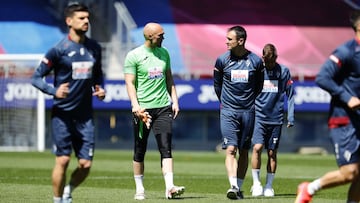 Dmitrovic y Kike Garc&iacute;a dialogan tras un entrenamiento