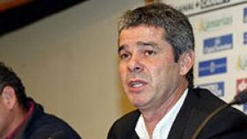 <b>OTRO ADIÓS EN SEGUNDA. </B>David Amaral anunciando su dimisión en el Tenerife.