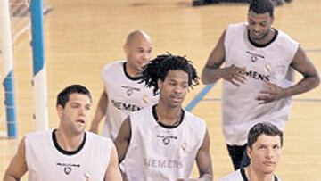 <b>EL PRIMER EQUIPO VUELVE A ENTRENARSE</b> Diez días después de caer eliminado en la Liga ante el Barça, el Real Madrid ha vuelto a los entrenamientos en la Ciudad del Fútbol de Las Rozas con algunos jugadores, la mayoría de los que cuentan para la próxima campaña. Estuvieron Tomas, Reyes, Gelabale, Fisher, Hamilton y Sonseca. Hervelle, convaleciente, visitó a sus compañeros.