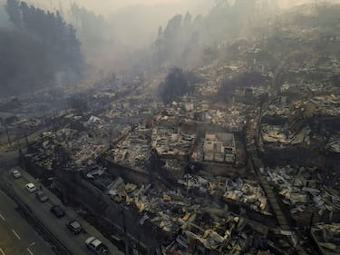 Una vista de dron muestra edificios dañados tras un incendio forestal en la región del Biobío, donde, según medios locales, múltiples incendios forestales provocaron evacuaciones de emergencia, en Concepción, Chile.