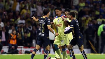 MEX6968. CIUDAD DE MÉXICO (MÉXICO), 30/09/2023.- Ulises Rivas (i) de Pumas discute con Ramón Juárez (d) del América, hoy durante un juego por la jornada 10 del torneo Apertura 2023 de la Liga MX del fútbol mexicano en el estadio Azteca en Ciudad de México (México). EFE/Sáshenka Gutiérrez