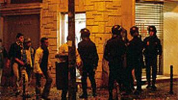 <B>VARIOS DETENIDOS</B>. La Policía se vio obligada a practicar varias detenciones entre los bárbaros.