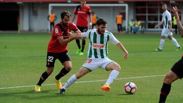 Javi Gal¨¢n, sujetado por Campabadal en un Mallorca-C¨®rdoba.