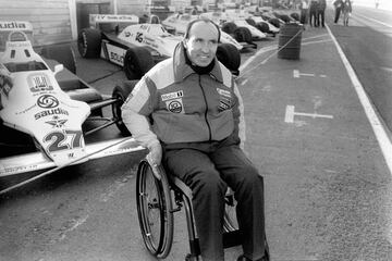 Sufrió una grave lesión en la médula espinal en un accidente de coche en 1986 tras la que quedó en silla de ruedas. En la foto, Frank Williams poco después del fatal accidente.