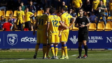 Los jugadores del Alcorc&oacute;n charlan durante un partido.