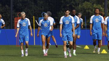 Un grupo de jugadores del Deportivo durante un entrenamiento de pretemporada en Abegondo.