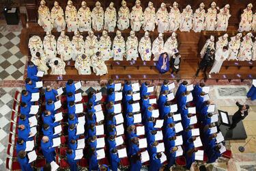 El coro canta durante la misa inaugural en la catedral de Notre Dame.