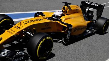 Kevin Magnussen con el Renault en Montmeló.