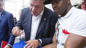 Sam Allardyce firmando unas calzonas de Messi.