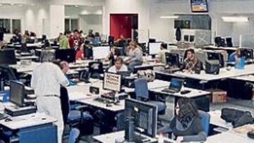 <b>UNA GRAN CASA. </b>Este es el aspecto de la parte central de la redacción de AS. En primer término, Fotografía; más allá, Diseño, Cierre, Real Madrid y Atlético de Madrid. Al fondo, los despachos de la dirección.