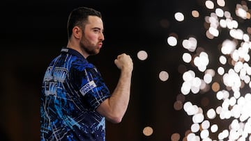 London (United Kingdom), 02/01/2024.- Luke Humphries of England reacts to winning against Scott Williams(not pictured) of England at the semi final match of the Paddy Power World Darts Championship at Alexandra Palace in London, Britain, 02 January 2024. (Reino Unido, Londres) EFE/EPA/TOLGA AKMEN
