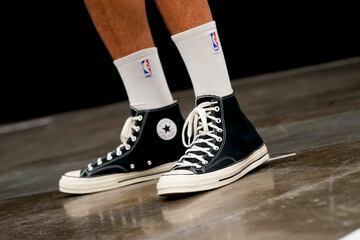 Detalle de las zapatillas del escolta de los Phoenix Suns, Devin Booker.